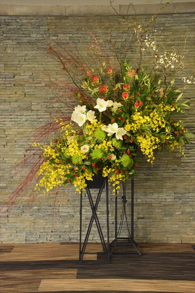 会社のエントランスなどに飾る、お正月のお花をご紹介します。<br>天井高3ｍほどの大きなエントランスです。<br><br>こうしたスタンドタイプの他に、壺活けやアレンジメントも承ります。