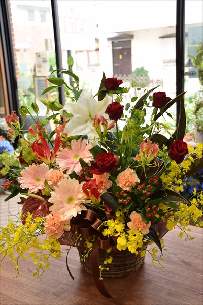 美容院のオープンへ、御祝いのアレンジメントのオーダーをいただきました。<br>エントランスでお客様をお迎えする、華やかな演出のお手伝いができるよう、大きめの花をチョイスしました。