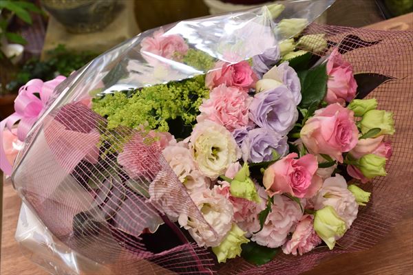 あるお客様が、結婚記念日に花を持って帰ったところ、<br>「今までもらったプレゼントの中で一番嬉しい♬」<br>と、奧さんがとても喜んでくれたそうです。<br>プレゼントとして、花を選んで良かったと、後日話してくれました。<br>今日もまた一人、喜ぶ笑顔が見られるでしょうか？